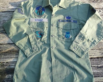 Vintage 1981 US Military OG-507 Utility Shirt, Mens Large Olive Drab Fatigue Top Bishop Patches