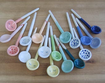 Petite cuillère, Votre choix d&#39;une cuillère en céramique faite main pour les épices ou le sel, Cuillère à sel en poterie, Cadeau pour gourmande ou hôtesse, Smiley