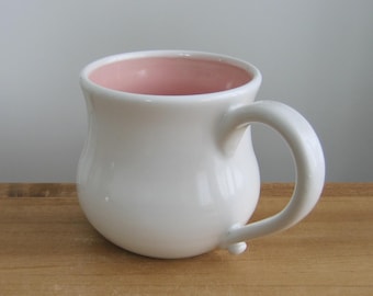 Aardewerk seconden! Roze en witte potbuik koffiemok 14oz. Handgegooid keramiek
