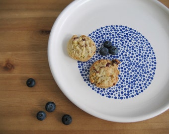 Ensemble de 2 assiettes en poterie moderne, Vaisselle en céramique blanche à pois bleu cobalt, Cadeau 9e anniversaire en grès, Assiettes plates