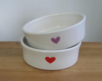 Votre choix d&#39;un plat de nourriture en forme de coeur pour chat, rouge ou violet, bol en céramique pour animal de compagnie choyé, petit bol en poterie pour chien, accessoire pour animal de compagnie, cadeau pour amoureux des chats