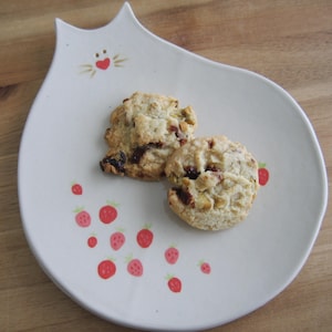 Fat cat snack plate with strawberry design, Cute stoneware ceramic tapas dish, Gift for cat lover