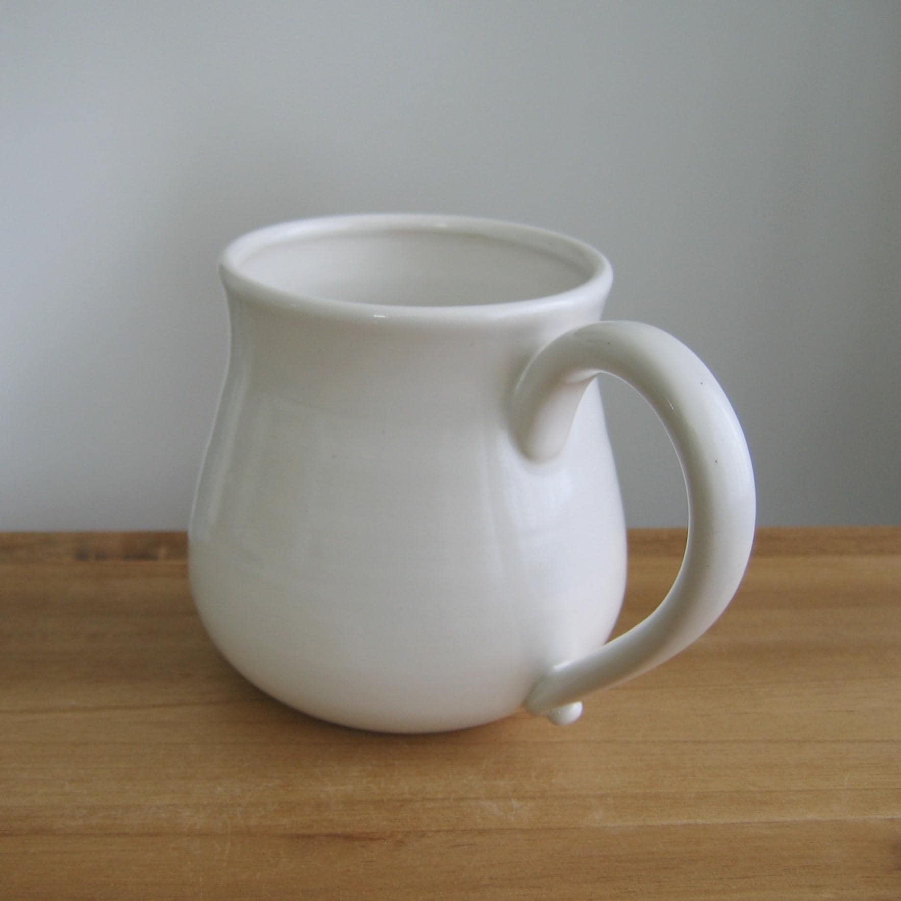 Großer weißer Keramik-Kaffeebecher, 16 oz. Hand geworfen Steingut Keramik Topf Bauchbecher, Kaffee Geschenk, einfache minimalistische moderne Geschenke für ihn