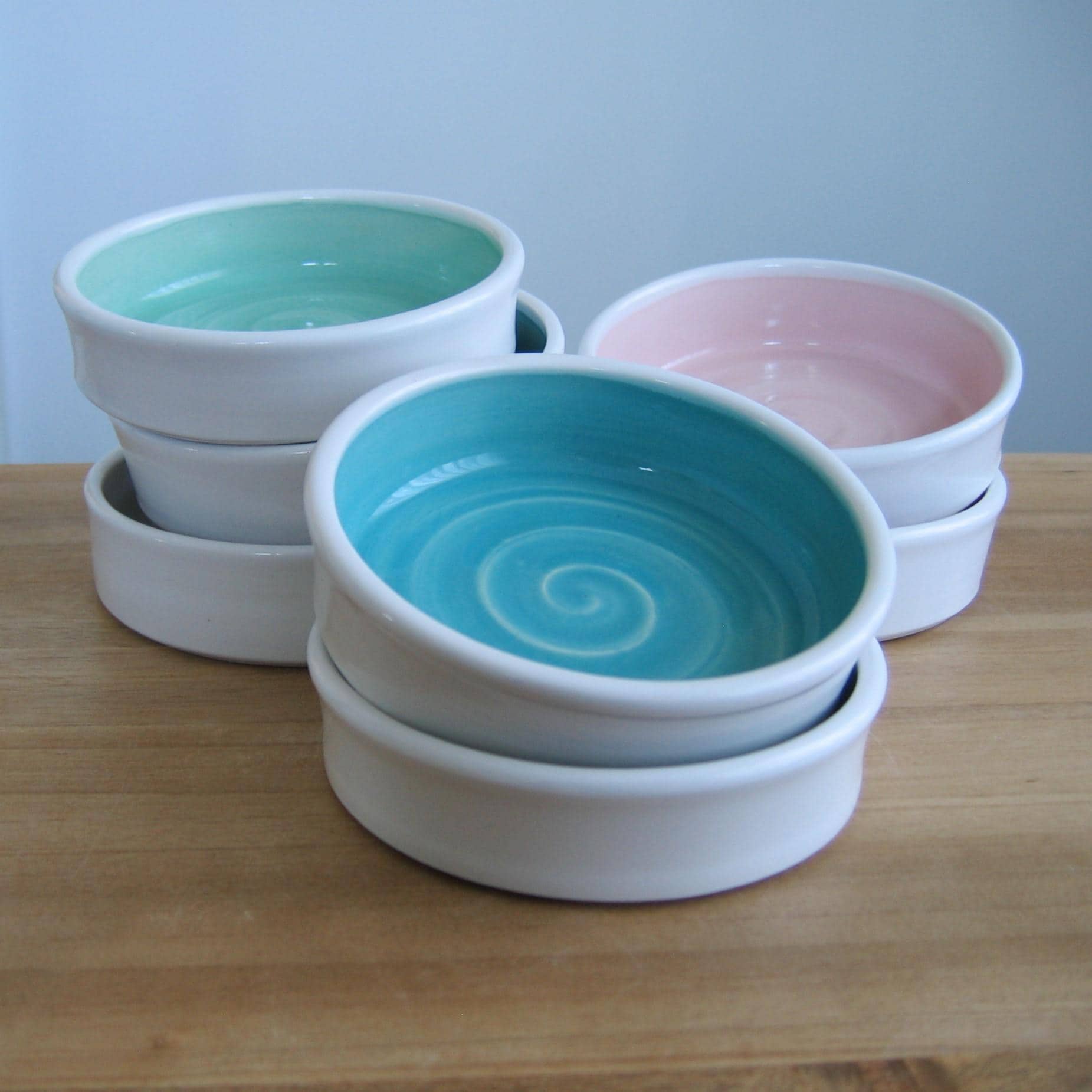 Plat de nourriture pour chat dans votre choix de couleurs, bol en céramique pour chat, rose, bleu, menthe, plat de nourriture pour animaux de compagnie en poterie blanche, accessoire pour animal de compagnie, animal de compagnie choyé