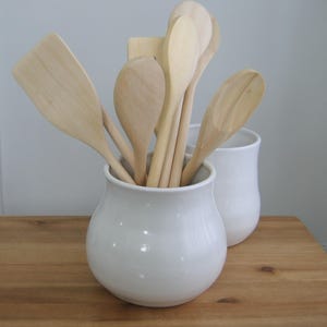 Pojemnik na przybory kuchenne wykonane z toczonej na kole garncarskim ceramiki, nowoczesny biały kamionkowy garnek kuchenny - ostatni!