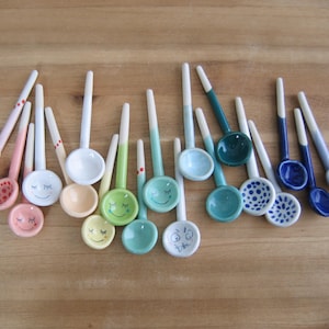 Su elección de una pequeña cuchara de sal de cerámica hecha a mano: cerámica de gres, cara sonriente, puntos