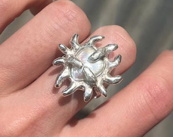 Anillo de plata de ley con púas y perla barroca, diseño grueso en forma de corazón fundido, joyería orgánica sin tratar, estética ciberpunk, regalo personalizado único.