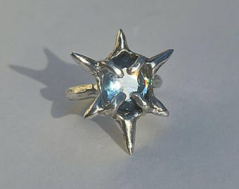 Anillo de topacio azul plateado, anillo brutalista con pinchos, anillo de forma orgánica, joyería de sigilo cibernético, joyería de hadas, atuendo rave, anillo abierto
