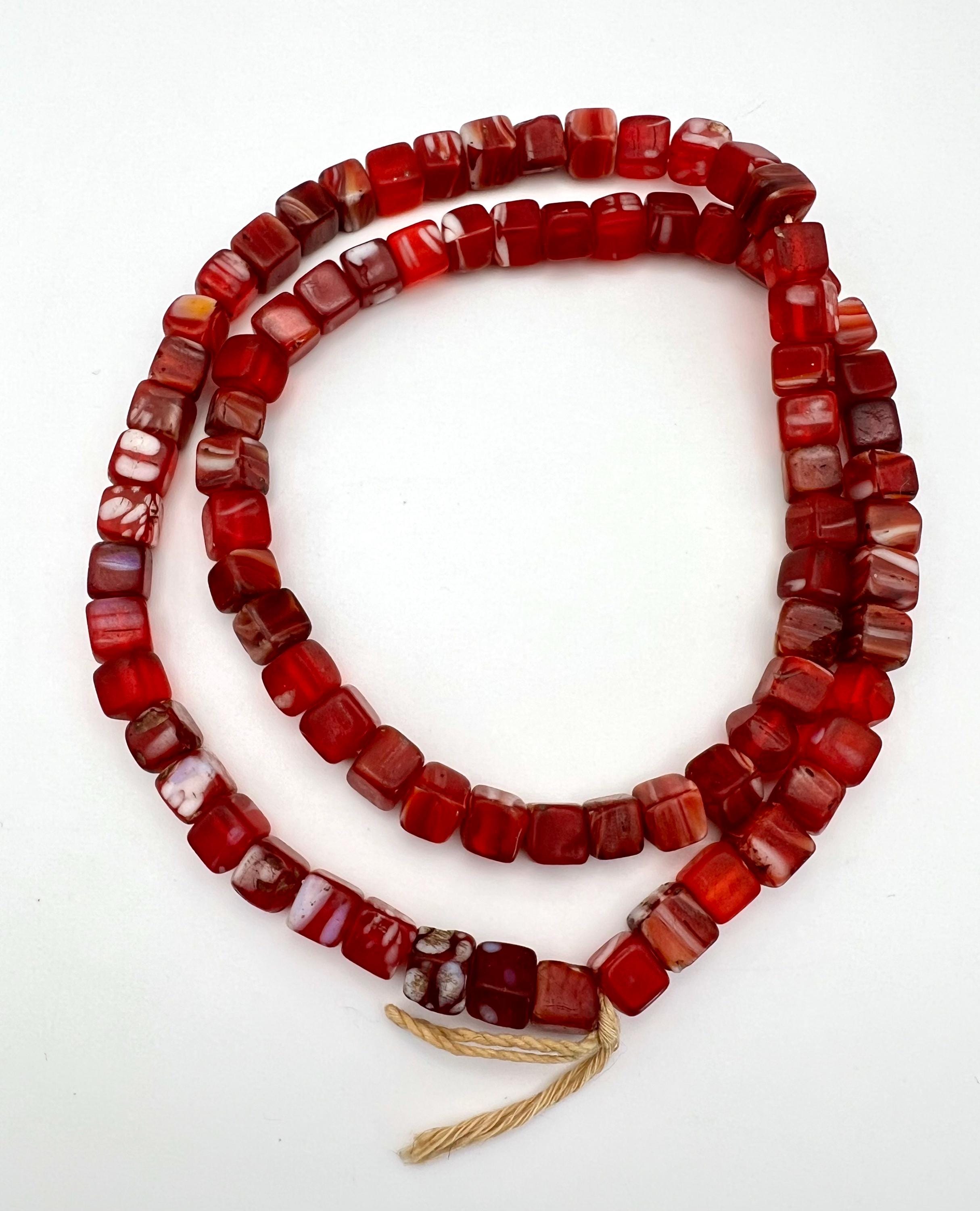 アンティーク カンカンバ 赤と白のガラスキューブ アフリカ貿易ビーズ