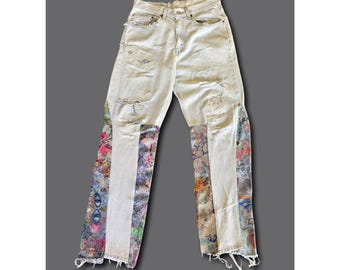 Seltene Vintage-Jeans mit dem Aufdruck „Ev Bravado Who Decides War“ und dem Schriftzug „ROYGBIV“, verziert mit Einsätzen.