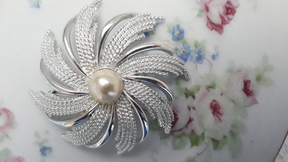 Vintage Sarah Coventry Silvertone Pearl Large Swi… - image 4