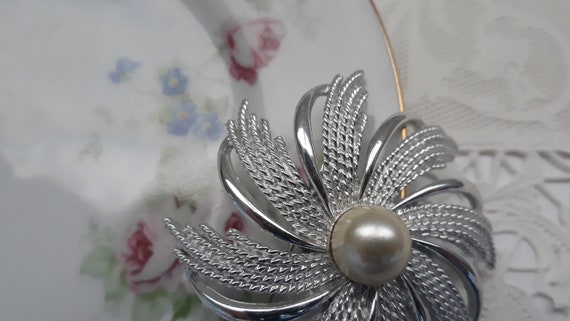 Vintage Sarah Coventry Silvertone Pearl Large Swi… - image 6