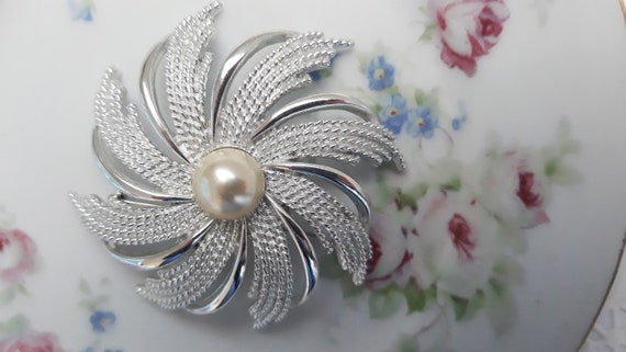 Vintage Sarah Coventry Silvertone Pearl Large Swi… - image 1