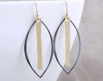 Pendientes minimalistas negros y dorados Pendientes colgantes dorados Pendientes negros y dorados oxidados Pendientes sencillos de oro Opción de barra de plata o oro