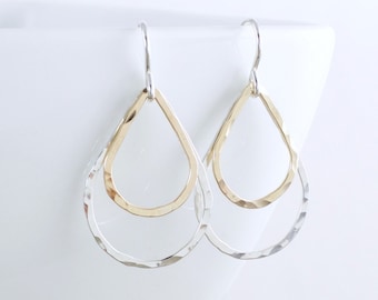 Boucles d'oreilles en argent et or Boucles d'oreilles en forme de larme Boucles d'oreilles pendantes en métal mixte Boucles d'oreilles minimalistes Boucles d'oreilles simples Boucles d'oreilles de tous les jours Cadeau pour elle