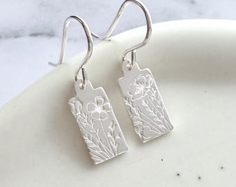 Pendientes pequeños de plata de ley con diseño de flores silvestres - Pendientes minimalistas grabados a mano - Pendientes botánicos - Regalo para mujer - Pendientes colgantes delicados