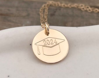 14k Gold Graduation Cap and Year Engraved Necklace - Engraved Pendant Necklace - Engraved Graduation Hat Necklace - Graduation Gift For Her