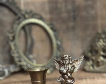 Castiçal vintage em latão com um anjo. Querubim tocando flauta.