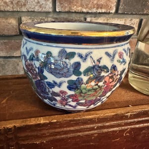 Vintage Chinoiserie-porslins-akvariumkruka med gulddetaljer – Liten 13 cm blå och vit blommig Cachepot Jardiniere, Grandmillennial-bord