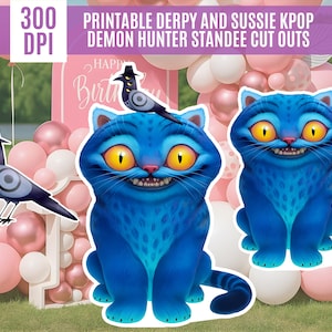 Könnte beinhalten: Ausdruckbare Standfiguren mit einer blauen Katze mit breitem Grinsen und gelben Augen sowie einer Taube mit Hut. Der Text lautet "Printable Derpy and Sussie KPOP Demon Hunter Standee Cut Outs". Der Hintergrund umfasst rosa und weiße Ballons.