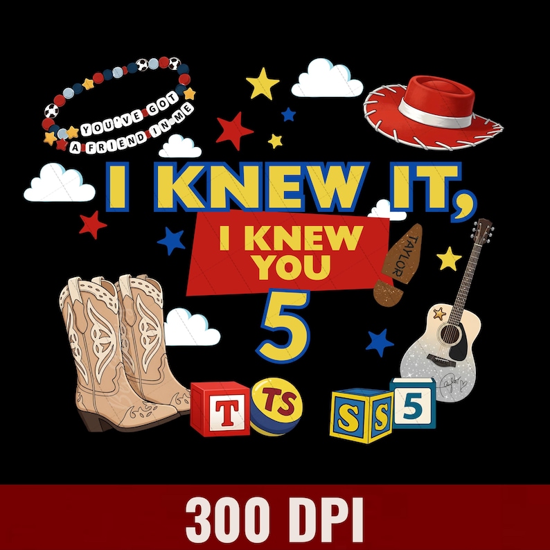 Puede incluir: Un dise&ntilde;o gr&aacute;fico sobre fondo negro con el texto I KNEW IT, I KNEW YOU 5. Los elementos incluyen una pulsera de cuentas con el texto YOU'VE GOT A FRIEND IN ME, un sombrero de vaquero rojo, botas, una guitarra y bloques con TS y 5.