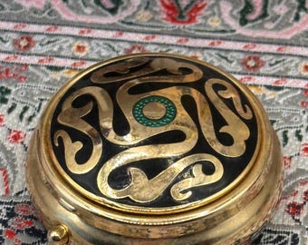 Pastillero vintage tono dorado, diseño de volutas en esmalte negro, pequeño estuche de tocador