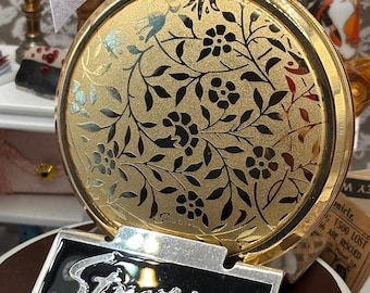 Polvos compactos Stratton, en caja, 8 cm, sin usar, tono dorado, diseño floral calado, Inglaterra, década de 1960.