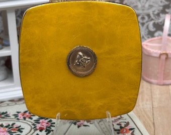 Estojo de pó compacto vintage Regent of London, década de 1950 – Medalhão dourado marmorizado mostarda, 7 cm