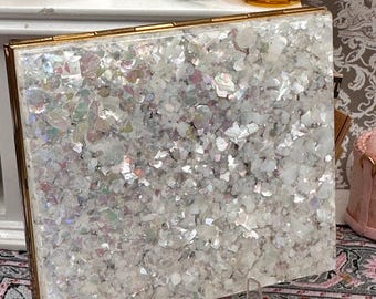 Polvos compactos vintage: efecto nácar triturado, espejo compacto de los años 50.