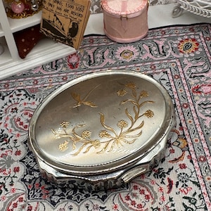 Vintage Kigu musikaliskt pulver kompakt: Silverfärgad blommig graverad speldosa