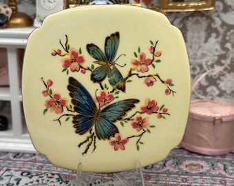 Polvos compactos vintage de Kigu England, diseño de mariposa y flor azul, esmalte dorado, década de 1950.