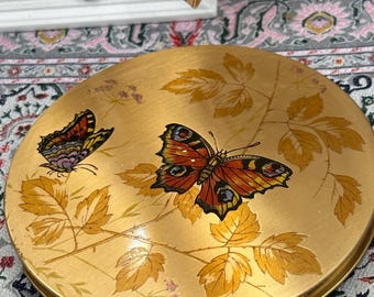 Polvos compactos Le Rage Butterfly – Diseño británico de hojas otoñales en tono dorado de los años 50 (con estuche)