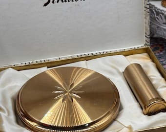 Set vintage de estuche compacto y lápiz labial Stratton color oro convertible – Tocador con diseño de explosión estelar y acabado torneado.