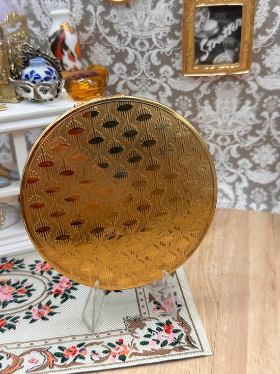 Unbranded Vintage Gold Tone Powder Compact Mirror Engine Turned 8cm Vanity Compact