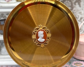 Polvos compactos vintage Margaret Rose con diseño de camafeo, tono dorado, Inglaterra, década de 1950, 7 cm.