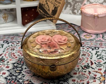 Polvos compactos vintage Kigu Lucite Basket – Ramo de rosas rosas, asa dorada, Inglaterra