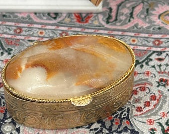 Caja de tocador vintage de ónix tono dorado – Estuche ovalado para joyas y pequeños objetos grabados