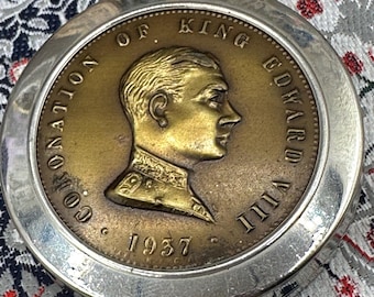 Raro estojo de pó compacto da coroação do Rei Eduardo VIII, 1937, atribuído a Rachel. Peça original de colecionador.