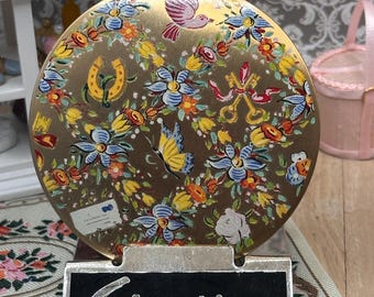 Estojo de pó compacto vintage Stratton Lucky Charm dos anos 1950 – Carta de amor, chaves, ferradura, pássaro, 7,5 cm