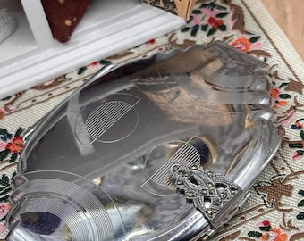 Estojo de pó compacto Art Déco cromado vintage dos anos 1930 com fecho de marcassita – Design geométrico