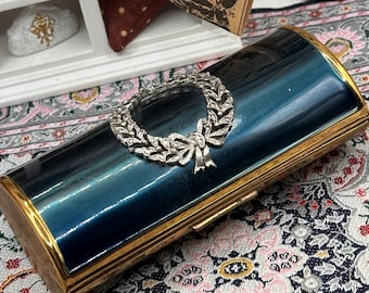 Porta-cigarros vintage Kigu azul guilhoché de 9 cm – tom dourado com detalhe de guirlanda em tom prateado – acessório para banheiro/tabaco de meados do século XX