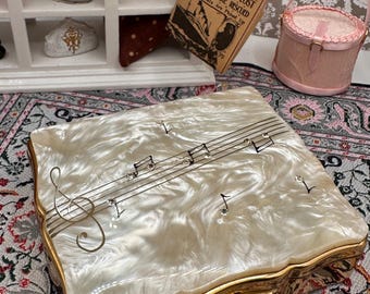 Vintage Stratton Musical Powder Compact: Mother of Pearl Lucite Lid, "Blue Danube" Melody