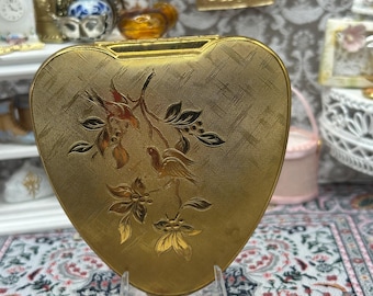 Estojo de pó compacto Kigu Cherie em formato de coração, dourado, com gravura floral, peça vintage de colecionador.