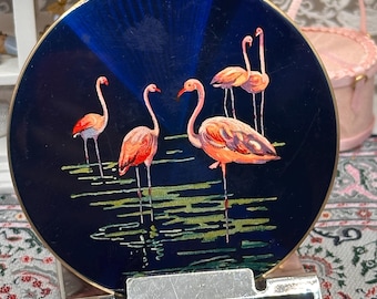 Polvera compacta vintage Stratton con diseño de flamencos, esmalte azul, 7,5 cm, Inglaterra, década de 1950.