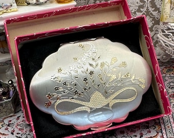 Polvo compacto Kigu vintage: cesta floral bañada en oro y plata, en caja