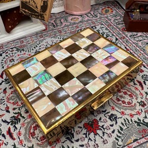 Vintage Clover Musical Powder Compact with Mother-of-Pearl and Abalone Inlay, Made in England