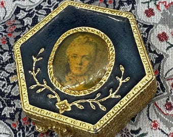 Estée Lauder Royal Enamel Portrait Powder Compact Gold Tone Vintage 1973 Sem uso 5 cm