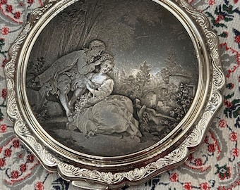 Polvos compactos Stratton con diseño de escena romántica de los años 50, forma ovalada, 7,5 cm, tono plateado, estilo vintage, convertibles y con espejo.