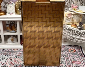 Estuche de viaje/bolso compacto vintage Park Lane LSM, de los años 40, en tono dorado, con soporte para pintalabios, peine y compartimento para cigarrillos.