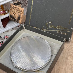 Vintage Stratton Silver Plated Powder Compact with Original Box & Pouch – Engine Turned Finish – 1950s English Vanity Collectible